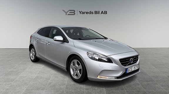 Volvo V40 2 of 9