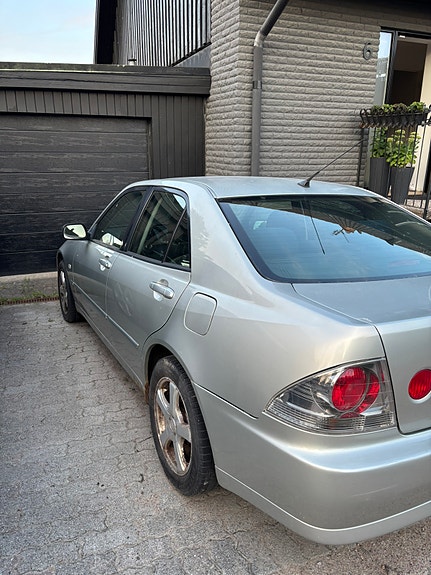 Lexus IS200 3 of 13