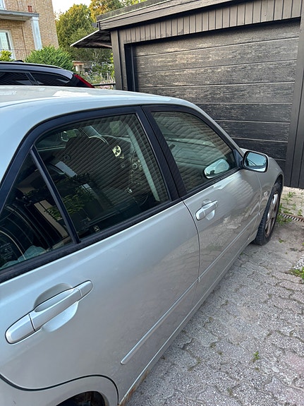 Lexus IS200 6 of 13