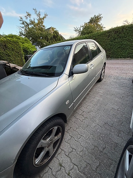 Lexus IS200 2 of 13