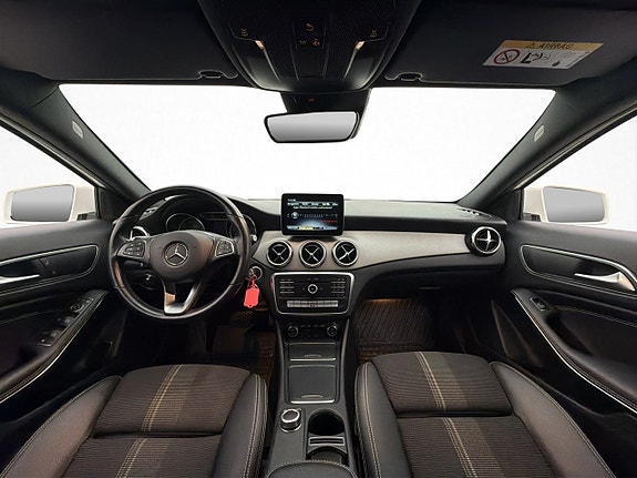 Mercedes-Benz GLA180 11 of 30
