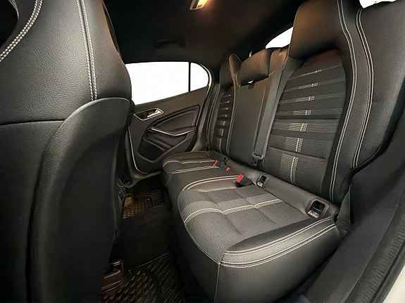 Mercedes-Benz GLA180 22 of 30