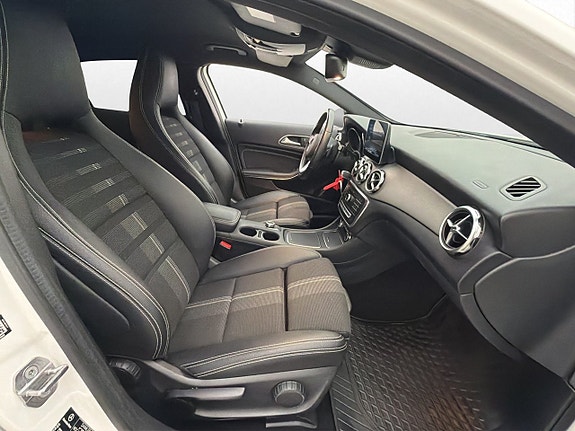 Mercedes-Benz GLA180 25 of 30