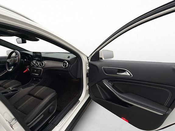Mercedes-Benz GLA180 26 of 30