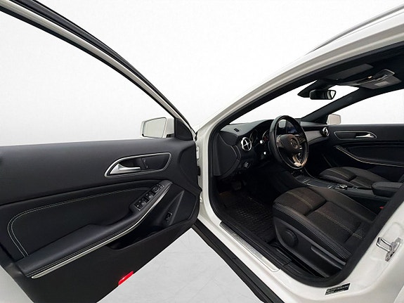 Mercedes-Benz GLA180 9 of 30