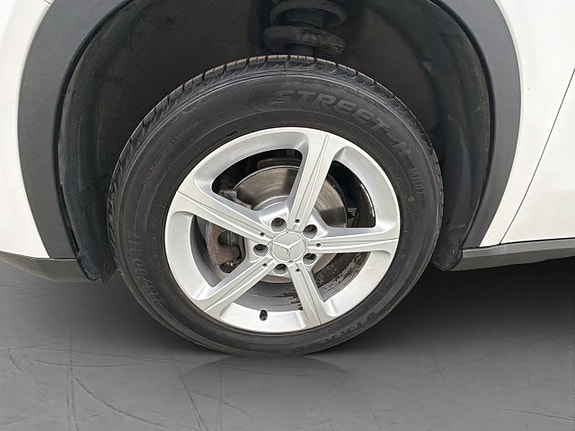 Mercedes-Benz GLA180 27 of 30