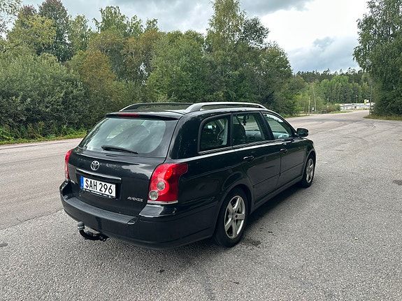 Toyota Avensis 3 of 6