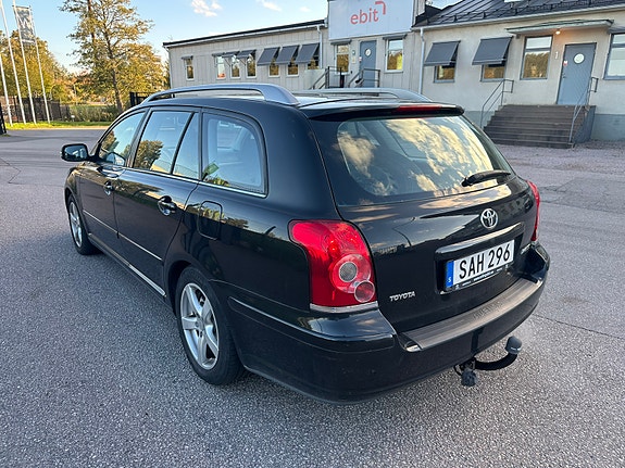 Toyota Avensis 2 of 6