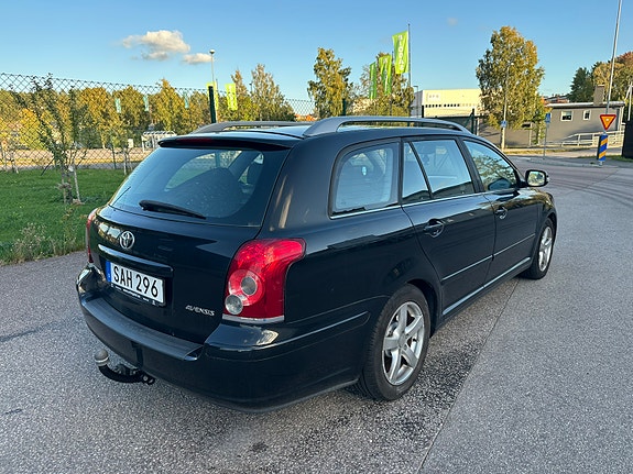 Toyota Avensis 3 of 6
