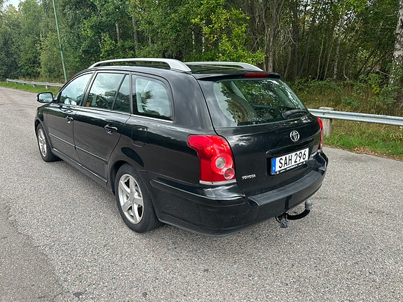 Toyota Avensis 2 of 6