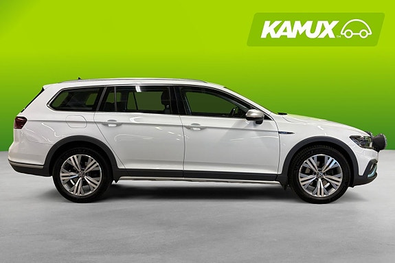 Volkswagen Passat Alltrack 2 of 26