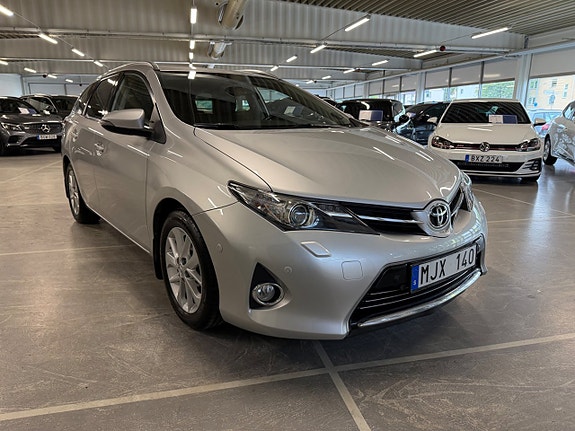 Toyota Auris 2 of 17