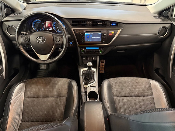 Toyota Auris 8 of 17