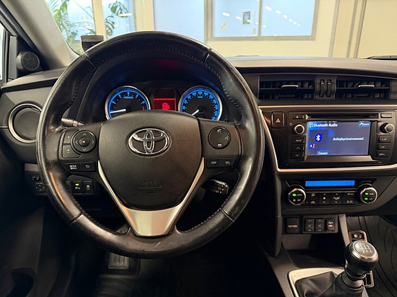 Toyota Auris 10 of 17