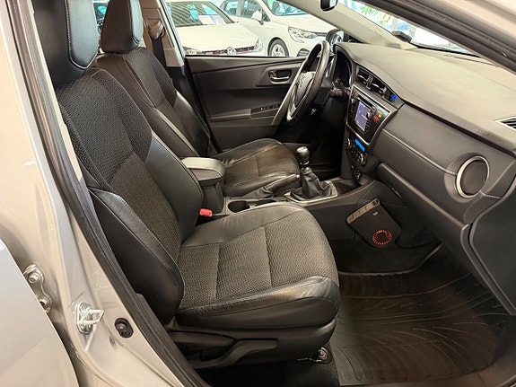 Toyota Auris 9 of 17