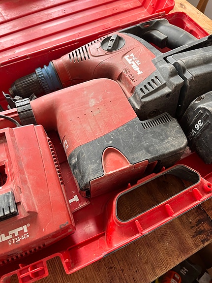 Hilti borrhammare med batterier och laddare