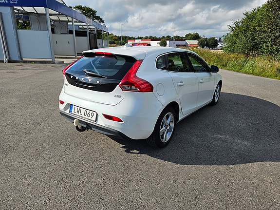 Volvo V40 2 of 7