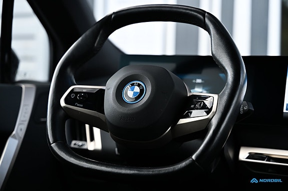 BMW iX 17 of 25