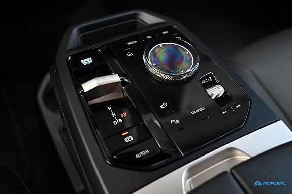 BMW iX 12 of 25
