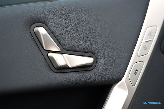 BMW iX 8 of 25