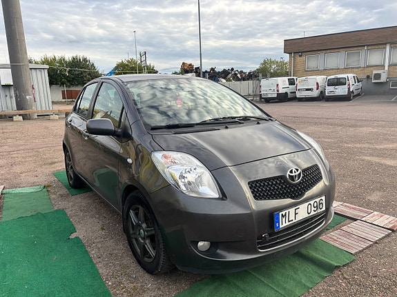 Toyota Yaris 2 of 5