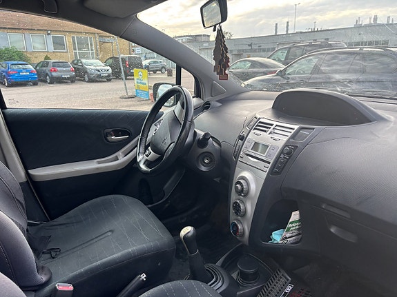 Toyota Yaris 5 of 5