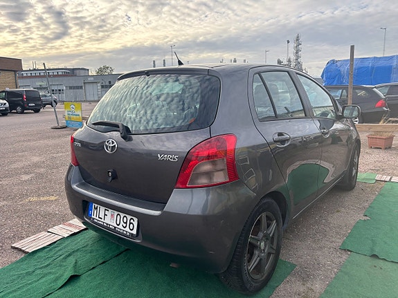 Toyota Yaris 3 of 5