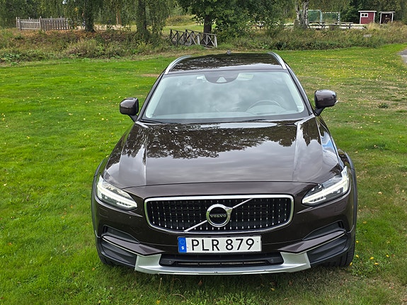 Volvo V90 Cross Country 2 of 8