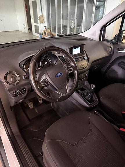 Ford Transit Courier 4 of 12