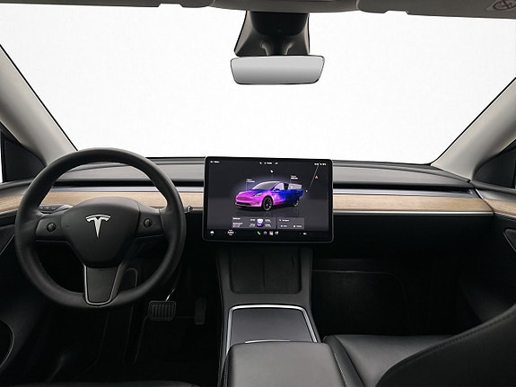 Tesla Model Y 16 of 29