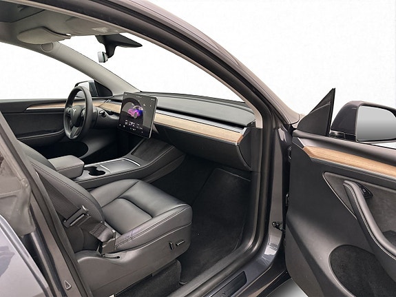 Tesla Model Y 14 of 29