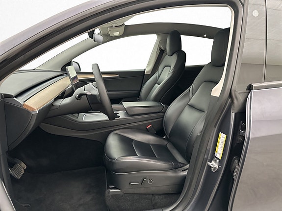 Tesla Model Y 10 of 29