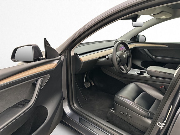 Tesla Model Y 9 of 29