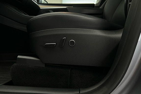 Tesla Model Y 15 of 25