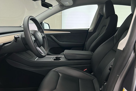 Tesla Model Y 9 of 25