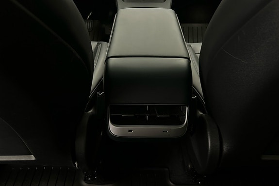Tesla Model Y 22 of 25