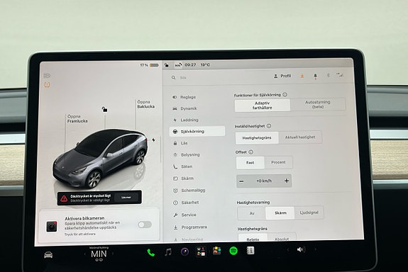 Tesla Model Y 23 of 25