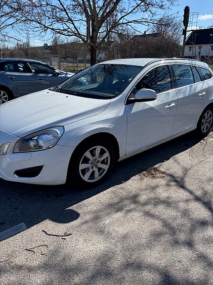 Volvo V60 2 of 5
