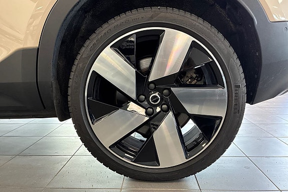 Volvo EX40 17 of 25