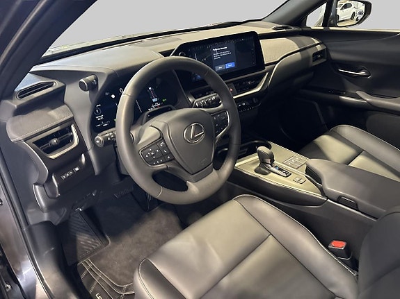 Lexus UX300h 12 of 16