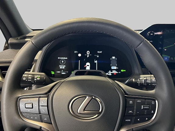 Lexus UX300h 13 of 16