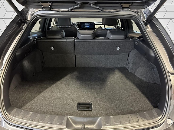 Lexus UX300h 11 of 16