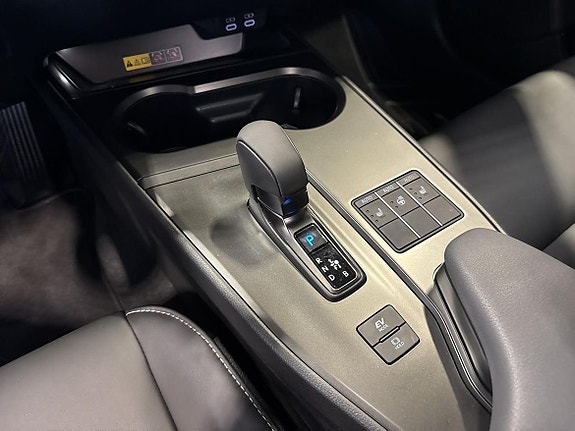Lexus UX300h 16 of 16