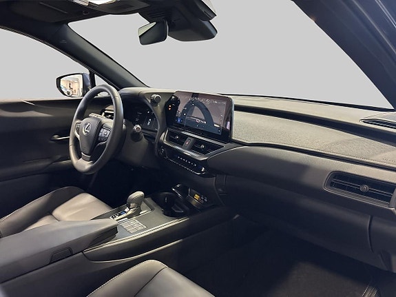 Lexus UX300h 8 of 16