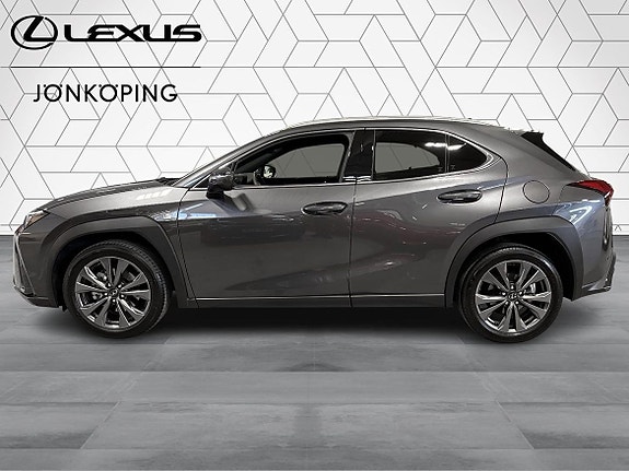 Lexus UX300h 5 of 16