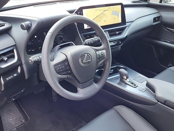 Lexus UX300h 11 of 15