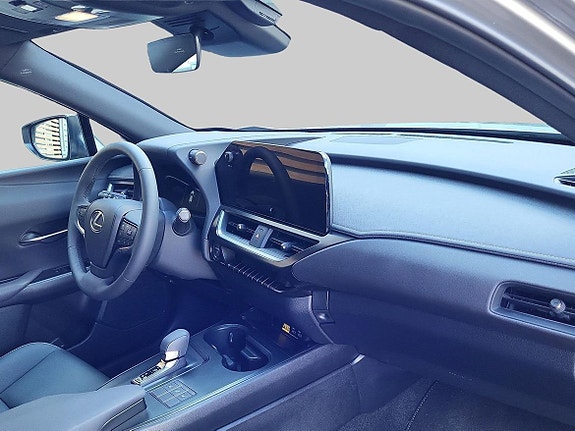 Lexus UX300h 7 of 15