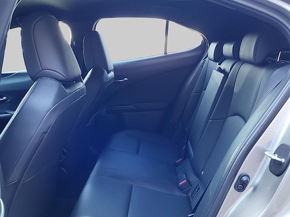 Lexus UX300h 8 of 15