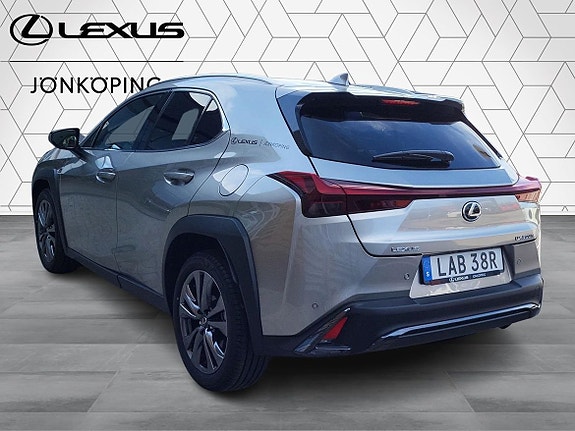 Lexus UX300h 3 of 15