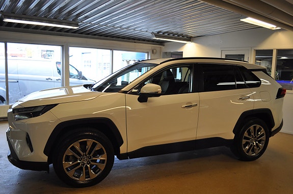 Toyota RAV4 3 of 14